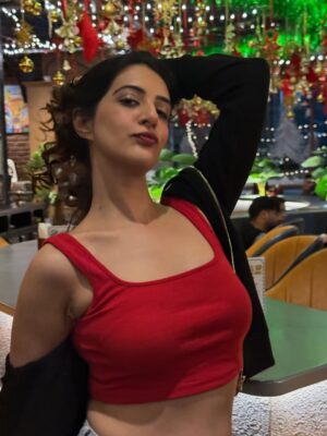 Arshin Mehta Instagram - Celebrate Christmas with your loved ones family and friends only at @sthambabrewery. An amazing Xmas vibe and decor🧑🏻‍🎄🎄✨🎅🏻 . Can’t miss it guys . 
❤️💚❤️💚❤️💚…. Hohohohoho… merry brewery 🍻🍺🍓🍒🍇🥰🤭

#arshinmehta @sthambabrewery #mumbai #oshiwara