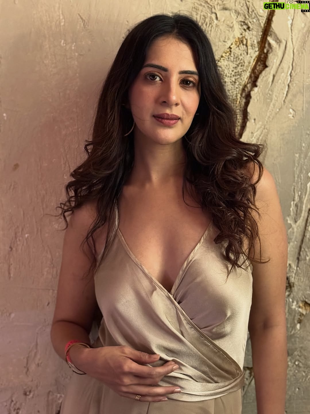 Arshin Mehta - 8.3K Likes - Just a friend taking pictures of me last nite 😉📸💕… did a pretty good job 🥰😋

#event #arshinmehta #mumbai 

[ party, Bollywood , event, actress, music launch, Kiara , Mumbai ]
