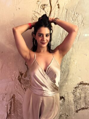Arshin Mehta Instagram - Just a friend taking pictures of me last nite 😉📸💕… did a pretty good job 🥰😋

#event #arshinmehta #mumbai 

[ party, Bollywood , event, actress, music launch, Kiara , Mumbai ]