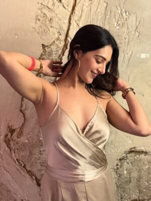 Arshin Mehta Instagram - Just a friend taking pictures of me last nite 😉📸💕… did a pretty good job 🥰😋

#event #arshinmehta #mumbai 

[ party, Bollywood , event, actress, music launch, Kiara , Mumbai ]
