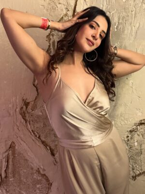 Arshin Mehta Instagram - Just a friend taking pictures of me last nite 😉📸💕… did a pretty good job 🥰😋

#event #arshinmehta #mumbai 

[ party, Bollywood , event, actress, music launch, Kiara , Mumbai ]