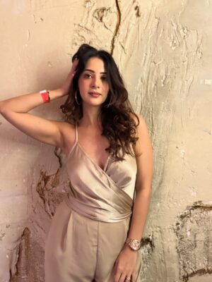 Arshin Mehta Instagram - Just a friend taking pictures of me last nite 😉📸💕… did a pretty good job 🥰😋

#event #arshinmehta #mumbai 

[ party, Bollywood , event, actress, music launch, Kiara , Mumbai ]