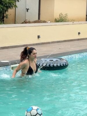 Arshin Mehta Instagram - Take be back here ✨💫

#happyscenes #pool #vacation #arshinmehta