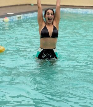 Arshin Mehta Instagram - Take be back here ✨💫

#happyscenes #pool #vacation #arshinmehta