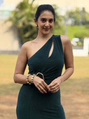 Arshin Mehta Instagram - 🌴🍋‍🟩 

Mua- @nehasolanki1609

#arshinmehta #fashionista #shootings #cameraaction