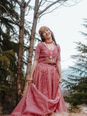 Arti Chaudhary Instagram - Dill s pahadi 🌸..
@artichaudhary1056 🕊️..
.
.
#pahadi 😍…
Outfit by @theprincessstop
🎨 @edittbyjai
.
.
#artichaudhary1056 #instapic #instalikes #trend