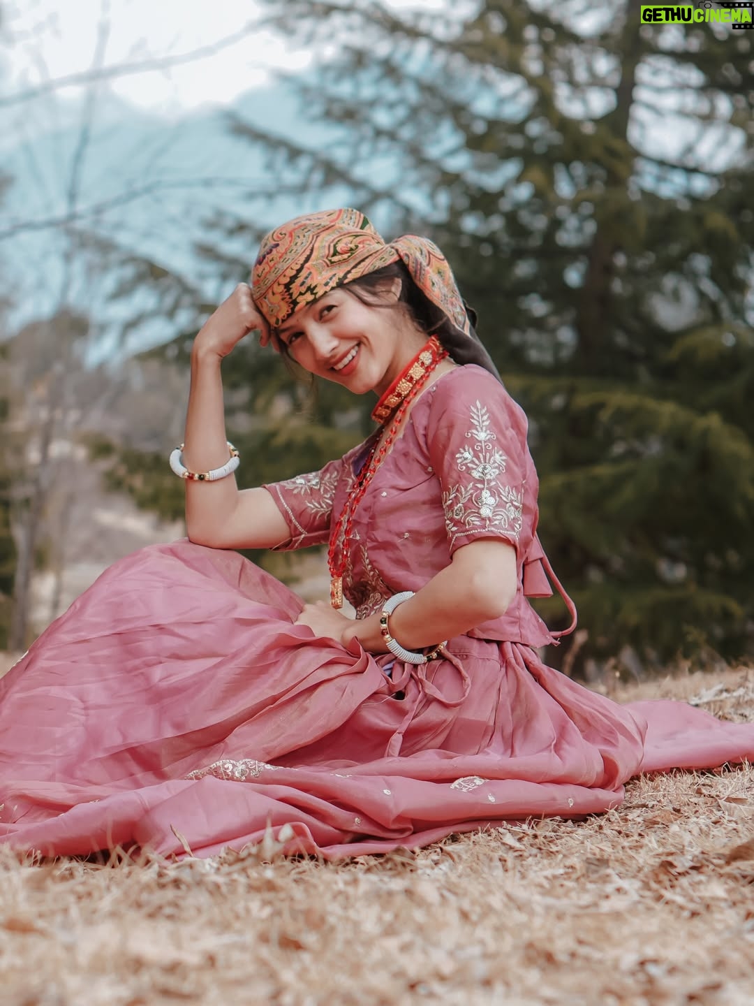Arti Chaudhary - 126.4K Likes - Dill s pahadi 🌸..
@artichaudhary1056 🕊️..
.
.
#pahadi 😍…
Outfit by @theprincessstop 
🎨  @edittbyjai 
.
.
#artichaudhary1056 #instapic #instalikes #trend