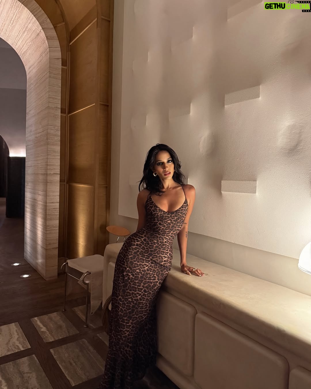Aryaana Gandhi - 17.7K Likes - date night!

a moment for the dress @whitefoxboutique 🐆 use code ARYAANA ⭐️