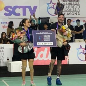 Aryani Fitriana Instagram - Alhamdulillah selesai juga tournament badminton & adu panco di TOSI Season 3 @sctv @sctv.sports @rans.sportainment @rans.entertainment @vidiodotcom 

Aku dan @donnymichael bangga dgn diri kami sendiri bisa menyelesaikan pertandingan ini. Thank youu buat partner2 kami @jordan_praveen & @manuputtybellaetrix kalian benar2 hebat!🔥 Selamat juga buat tim lawan, kalian juara!✨ 

Tapi kami benar2 berterima kasih buat fans kami, support kalian itu semangat kami berduaaa!! 🤍 
#ryandomack #aryanifitriana #donnymichael #tosiseason3