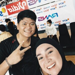 Aryani Fitriana Instagram - Alhamdulillah selesai juga tournament badminton & adu panco di TOSI Season 3 @sctv @sctv.sports @rans.sportainment @rans.entertainment @vidiodotcom 

Aku dan @donnymichael bangga dgn diri kami sendiri bisa menyelesaikan pertandingan ini. Thank youu buat partner2 kami @jordan_praveen & @manuputtybellaetrix kalian benar2 hebat!🔥 Selamat juga buat tim lawan, kalian juara!✨ 

Tapi kami benar2 berterima kasih buat fans kami, support kalian itu semangat kami berduaaa!! 🤍 
#ryandomack #aryanifitriana #donnymichael #tosiseason3