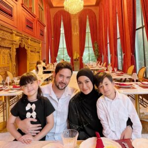 Aryani Fitriana Instagram - Happy Anniversary 10th years Bie 🤍 
Terlalu banyak kata2 untuk mengungkapkan hubungan kita, tapi cuma satu yg bisa aku ucapin.. Aku bahagia ☺️ 
Insya Allah ‘till jannah ya Bie.. Aamiin ya rabbal’alamin ya Allah 🤲🏻

Pacaran duluuu donggg, beduaanlaaahh masa iya sama anak2 🤣 *pliss jgn di slide nanti ketauan boongnya wkwk 

#aryanifitriana #donnymichael #10thanniversary