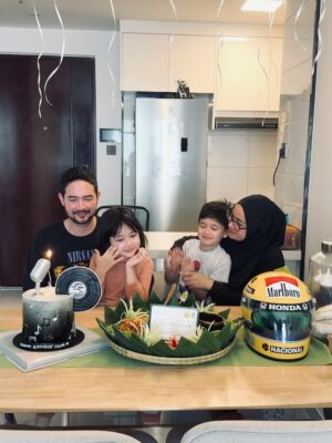 Aryani Fitriana Instagram - Selamat ulang tahun suamiku, imamku, kebahagiaanku🎉 Semoga km selalu diberikan kesehatan, kebahagiaan, rezekinya berlimpah, dan selalu dalam lindungan Allah SWT., Aamiin Allahumma Aamiin 🤲🏻 
Jangan pernah lelah jadi orang baik ya sayang.. 
Aku, anak2, keluarga, dan teman2 sayang semua sama kamuuu 🤍✨ 
#donnymichael #3oktober #donnybday