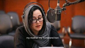 Asha Mehrabi Instagram - اولین اتود به زبان انگلیسی همراه شد با بخشی از متن شاهنامه که از متن رئالیستی دشوارتر است، ممنون از آشا که درخشان است و ترجمه به زبان انگلیسی این متن رو هم آشا جان انجام دادن، بدلیل طولانی بودن بخش نظری ابتدای نمایش رو که دکتر #محسن_سوهانی به عهده داشتن در این پست مشاهده نمی کنید. تهیه کننده صوتی #فرشاد-آذر-نیا عزیز و کارگردان تصویری #امیر-شعیبی عزیز و تهیه کننده کار دکتر محسن سوهانی و صدابردار #مجید-آئینه بودند. 
#آشا-محرابی  #فریدون-محرابی