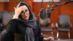 Asha Mehrabi Instagram - اولین اتود به زبان انگلیسی همراه شد با بخشی از متن شاهنامه که از متن رئالیستی دشوارتر است، ممنون از آشا که درخشان است و ترجمه به زبان انگلیسی این متن رو هم آشا جان انجام دادن، بدلیل طولانی بودن بخش نظری ابتدای نمایش رو که دکتر #محسن_سوهانی به عهده داشتن در این پست مشاهده نمی کنید. تهیه کننده صوتی #فرشاد-آذر-نیا عزیز و کارگردان تصویری #امیر-شعیبی عزیز و تهیه کننده کار دکتر محسن سوهانی و صدابردار #مجید-آئینه بودند. 
#آشا-محرابی  #فریدون-محرابی