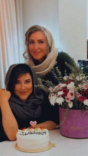 Asha Mehrabi Instagram - .
#تولد و وجود بعضی آدم‌ها در #زندگی سرشار از انرژی و حسِ خوبه.. حضورشون قشنگی میده به لحظه‌ها.. بویِ مهربونیشون دل رو آروم میکنه.. و گرمای سخنشون امید میده به زندگی.. آشا جان 💜 تولدتتون هزاران بار مبارک.. وجود و حضورتون مانا.. 

۳۱ مرداد ۱۴۰۴

#آشامحرابی #بازیگر #سینما 
#سحرمحراب #عکاس #سحر_محراب_بيگى