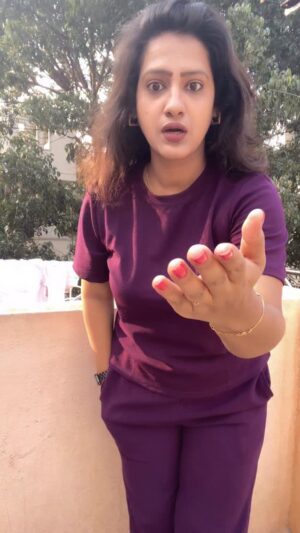 Asha Rajagopal Instagram - Nene helbeku guru😃

#insta #instagram #instadaily #instamood #instagood #reels #reelsinstagram #viral #viralvideos #trending #trendingreels #explore #explorepage #reelsvideo #reelkarofeelkaro #reelitfeelit #karnataka #asharajagopal