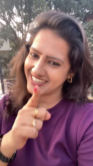 Asha Rajagopal Instagram - Heli yenakke agbeku 😀

#insta #instagram #instadaily #instagood #instamood #reels #reelsinstagram #reel #viral #viralvideos #reelsvideo #explore #explorepage #trending #trendingreels #reelkarofeelkaro #reelitfeelit #karnataka #asharajagopal