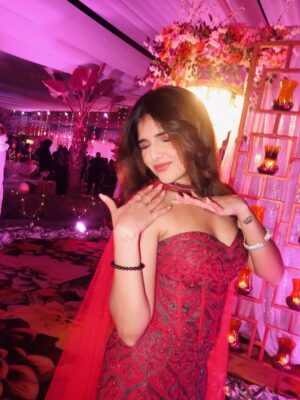 Ashi Khanna Instagram - Album : recents 💌 last week in Amritsar for sanku di bhennn da vyaah 🥰🫶🏻✨
Wearing @shakuntlamxclusif 🫶🏻
Sourcing @styledbynikinagda
Jewellery @aadamyastore
#Amritsar #WeddingSeason