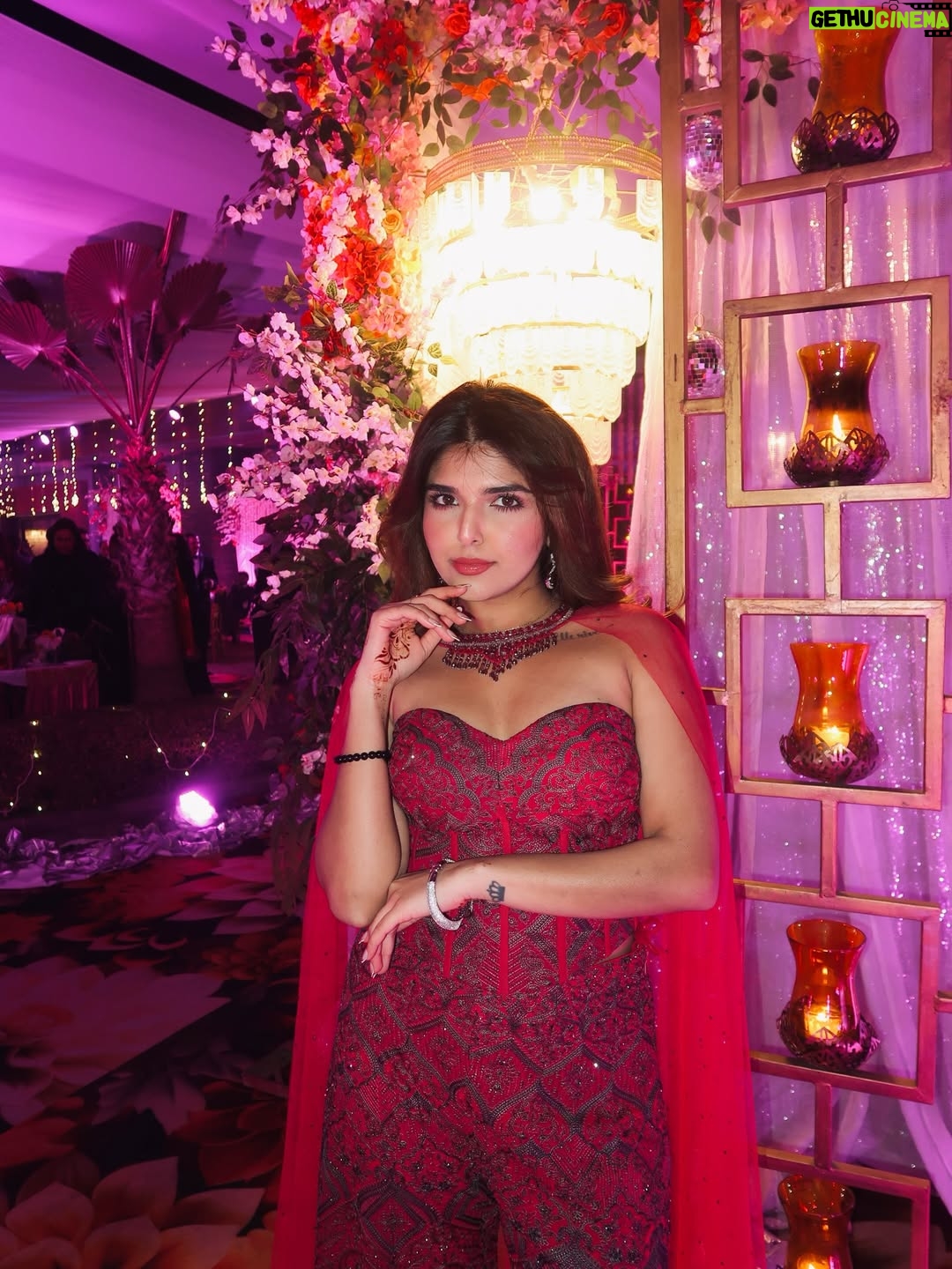 Ashi Khanna - 115.5K Likes - Album : recents 💌 last week in Amritsar for sanku di bhennn da vyaah 🥰🫶🏻✨ 
Wearing @shakuntlamxclusif 🫶🏻
Sourcing @styledbynikinagda 
Jewellery @aadamyastore 
#Amritsar #WeddingSeason