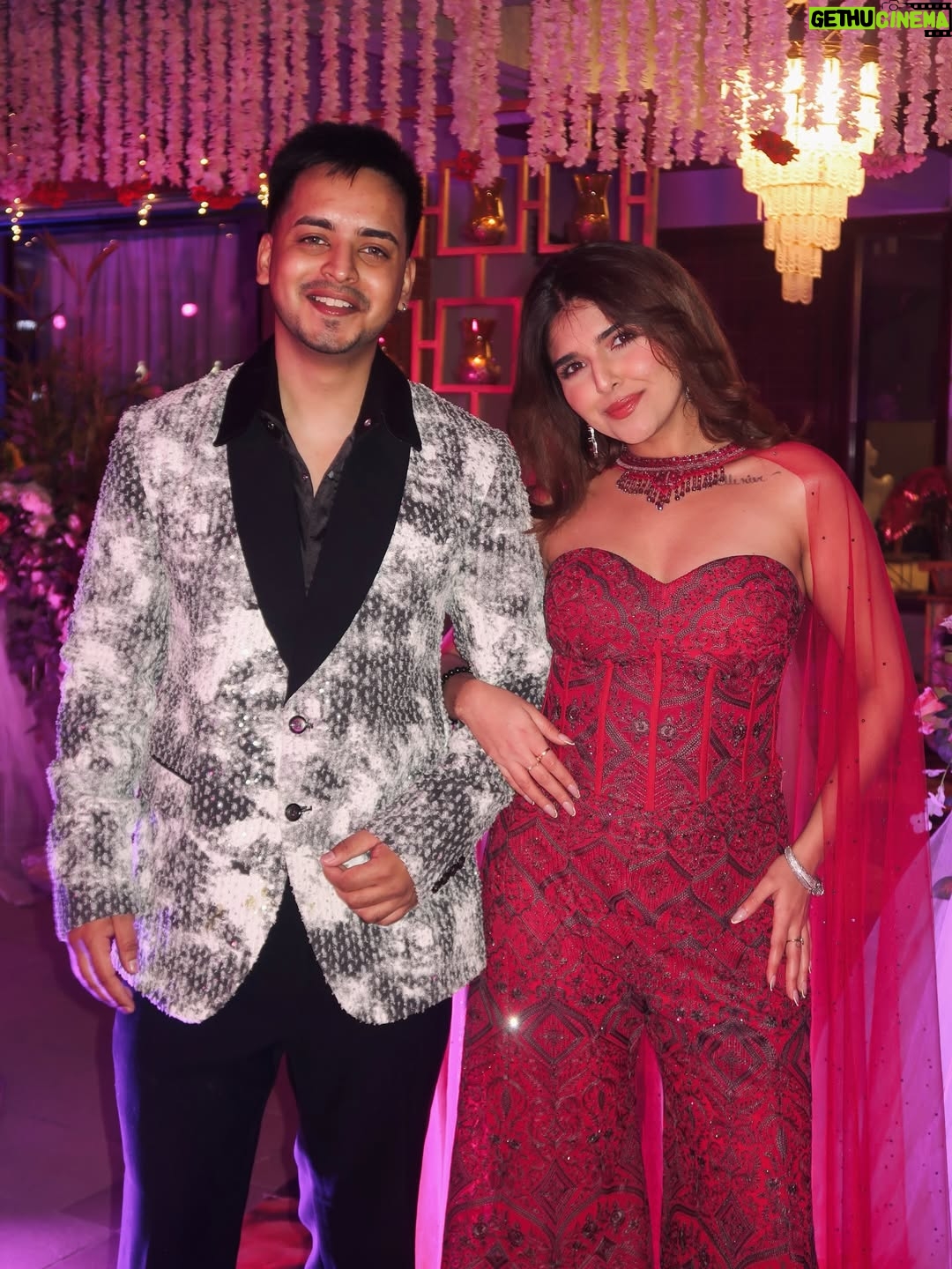 Ashi Khanna - 115.5K Likes - Album : recents 💌 last week in Amritsar for sanku di bhennn da vyaah 🥰🫶🏻✨ 
Wearing @shakuntlamxclusif 🫶🏻
Sourcing @styledbynikinagda 
Jewellery @aadamyastore 
#Amritsar #WeddingSeason