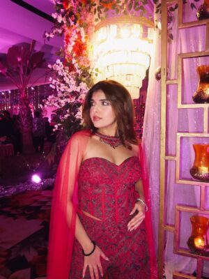 Ashi Khanna Instagram - Album : recents 💌 last week in Amritsar for sanku di bhennn da vyaah 🥰🫶🏻✨
Wearing @shakuntlamxclusif 🫶🏻
Sourcing @styledbynikinagda
Jewellery @aadamyastore
#Amritsar #WeddingSeason