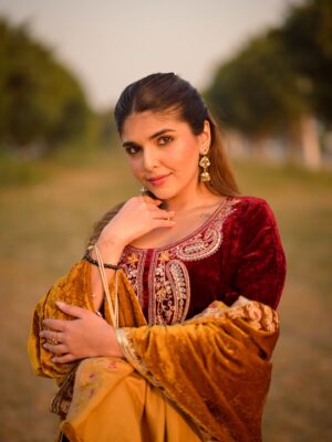 Ashi Khanna Instagram - ✨✨✨
Wearing @houseofchikankari.in
Jewellery @aadamyastore
📸 @portraitpundit