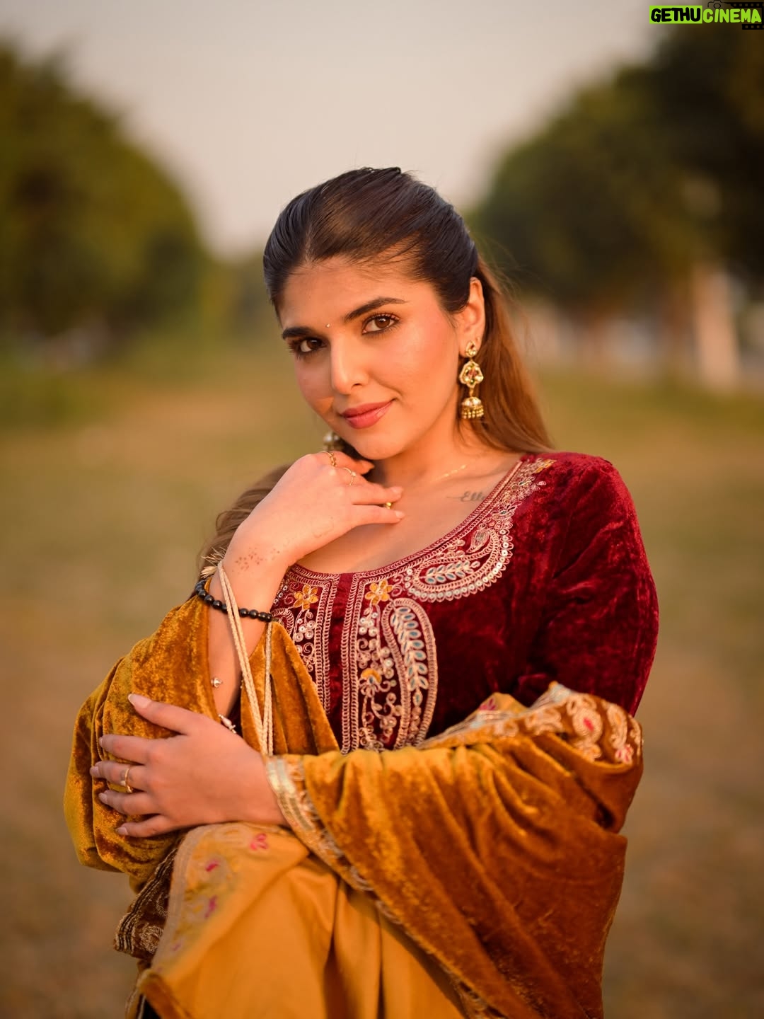 Ashi Khanna - 79K Likes - ✨✨✨

Wearing @houseofchikankari.in 
Jewellery @aadamyastore 
📸 @portraitpundit
