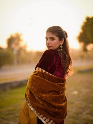 Ashi Khanna Instagram - ✨✨✨
Wearing @houseofchikankari.in
Jewellery @aadamyastore
📸 @portraitpundit