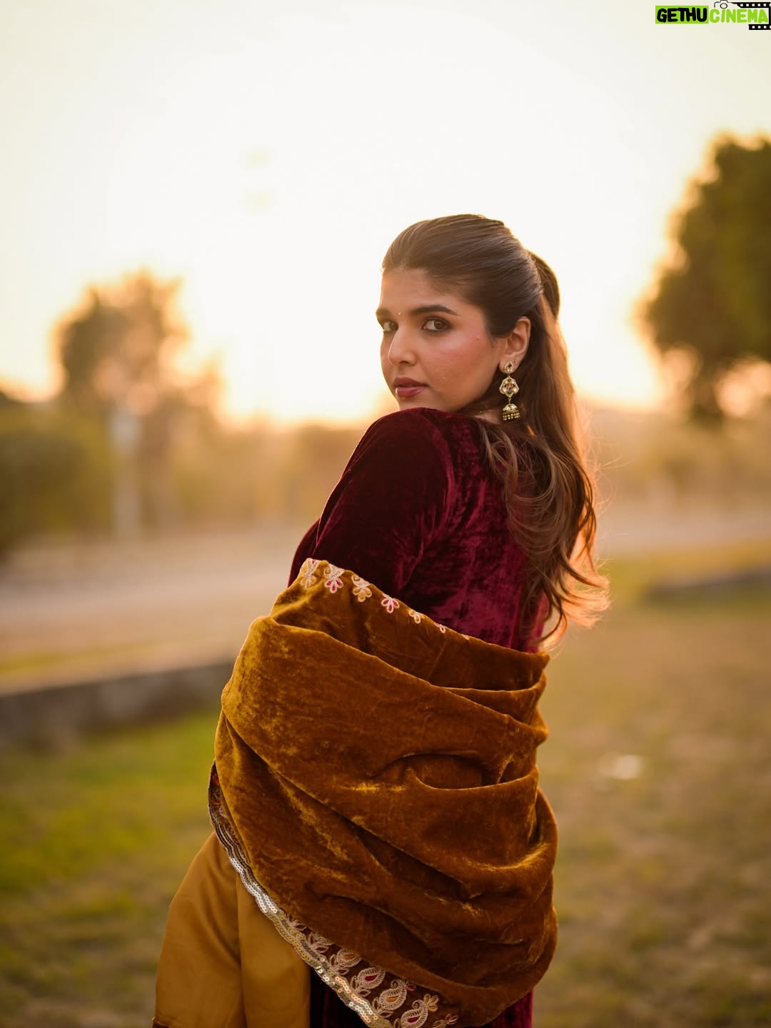 Ashi Khanna - 79K Likes - ✨✨✨

Wearing @houseofchikankari.in 
Jewellery @aadamyastore 
📸 @portraitpundit