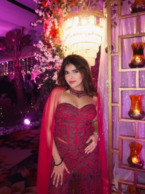 Ashi Khanna Instagram - Album : recents 💌 last week in Amritsar for sanku di bhennn da vyaah 🥰🫶🏻✨
Wearing @shakuntlamxclusif 🫶🏻
Sourcing @styledbynikinagda
Jewellery @aadamyastore
#Amritsar #WeddingSeason