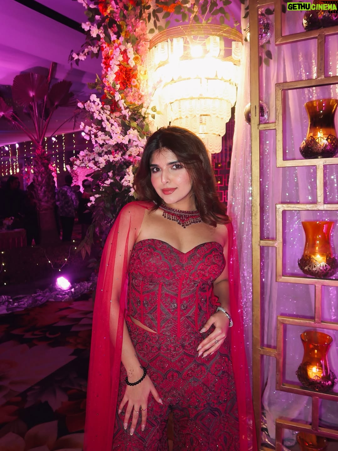Ashi Khanna - 115.5K Likes - Album : recents 💌 last week in Amritsar for sanku di bhennn da vyaah 🥰🫶🏻✨ 
Wearing @shakuntlamxclusif 🫶🏻
Sourcing @styledbynikinagda 
Jewellery @aadamyastore 
#Amritsar #WeddingSeason