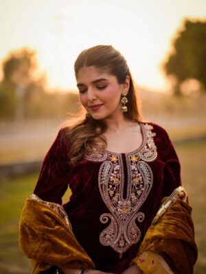 Ashi Khanna Instagram - ✨✨✨
Wearing @houseofchikankari.in
Jewellery @aadamyastore
📸 @portraitpundit