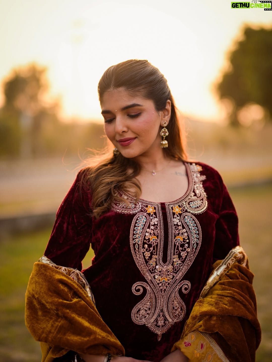 Ashi Khanna - 79K Likes - ✨✨✨

Wearing @houseofchikankari.in 
Jewellery @aadamyastore 
📸 @portraitpundit