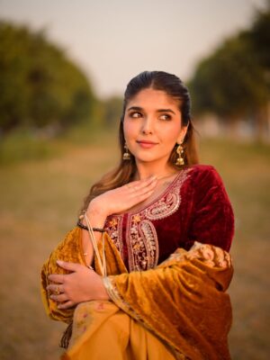 Ashi Khanna Instagram - ✨✨✨
Wearing @houseofchikankari.in
Jewellery @aadamyastore
📸 @portraitpundit