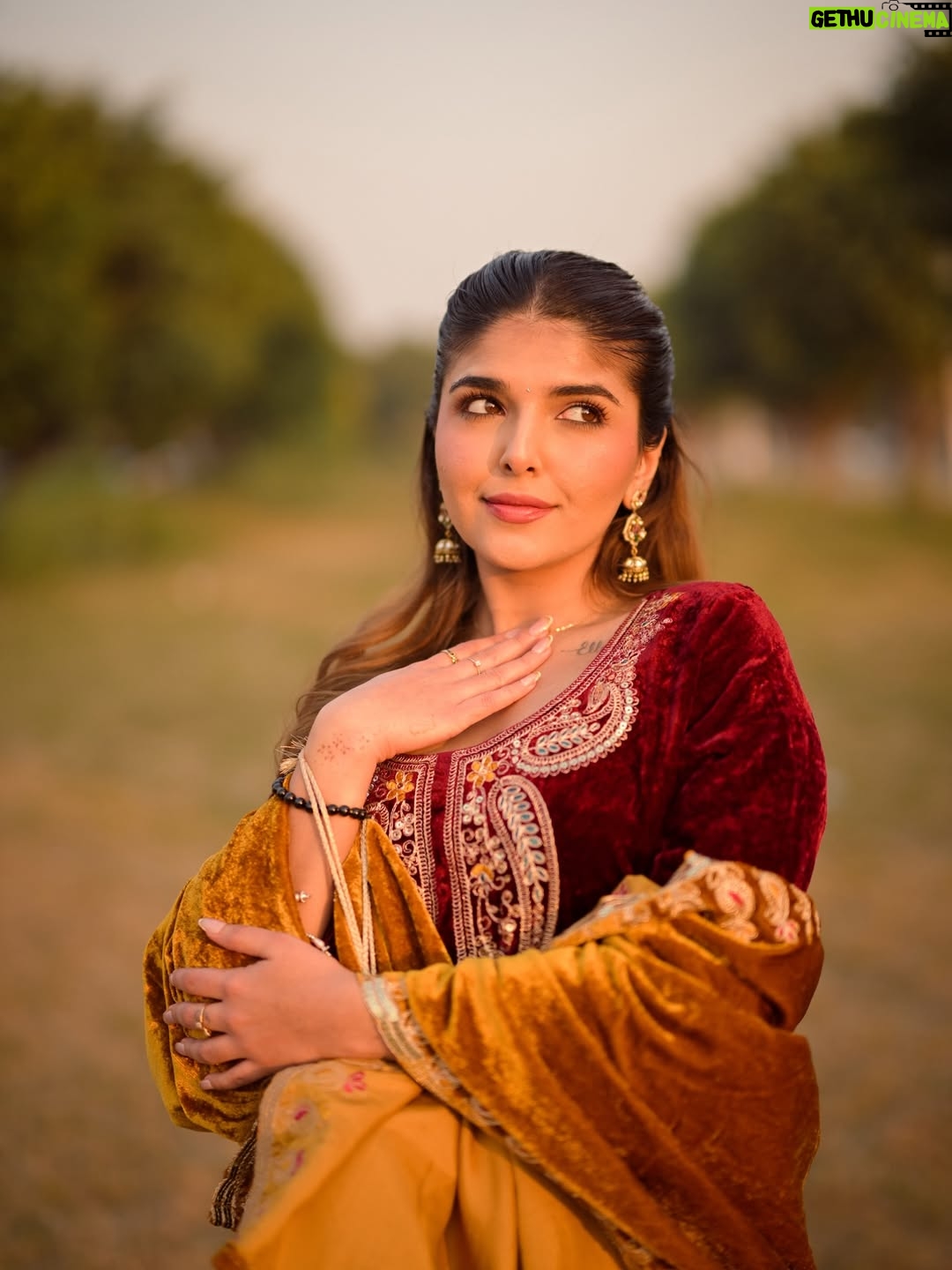 Ashi Khanna - 79K Likes - ✨✨✨

Wearing @houseofchikankari.in 
Jewellery @aadamyastore 
📸 @portraitpundit