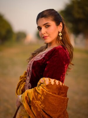 Ashi Khanna Instagram - ✨✨✨
Wearing @houseofchikankari.in
Jewellery @aadamyastore
📸 @portraitpundit