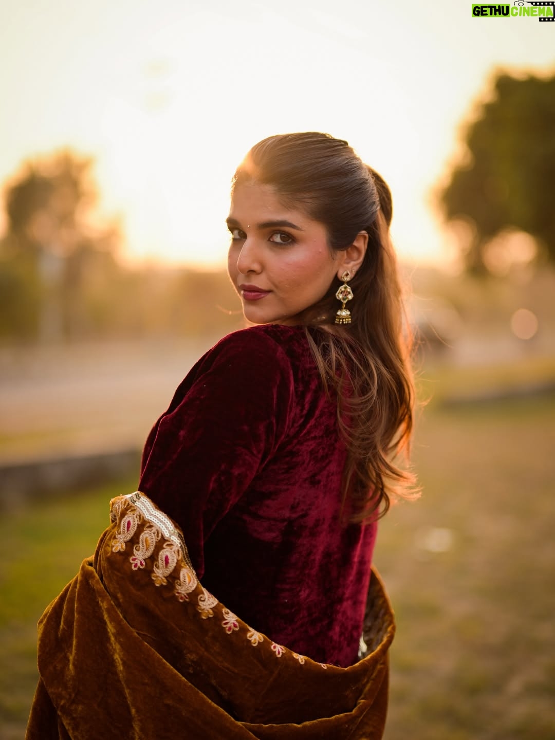 Ashi Khanna - 79K Likes - ✨✨✨

Wearing @houseofchikankari.in 
Jewellery @aadamyastore 
📸 @portraitpundit