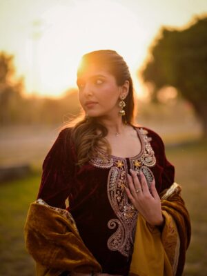 Ashi Khanna Instagram - ✨✨✨
Wearing @houseofchikankari.in
Jewellery @aadamyastore
📸 @portraitpundit