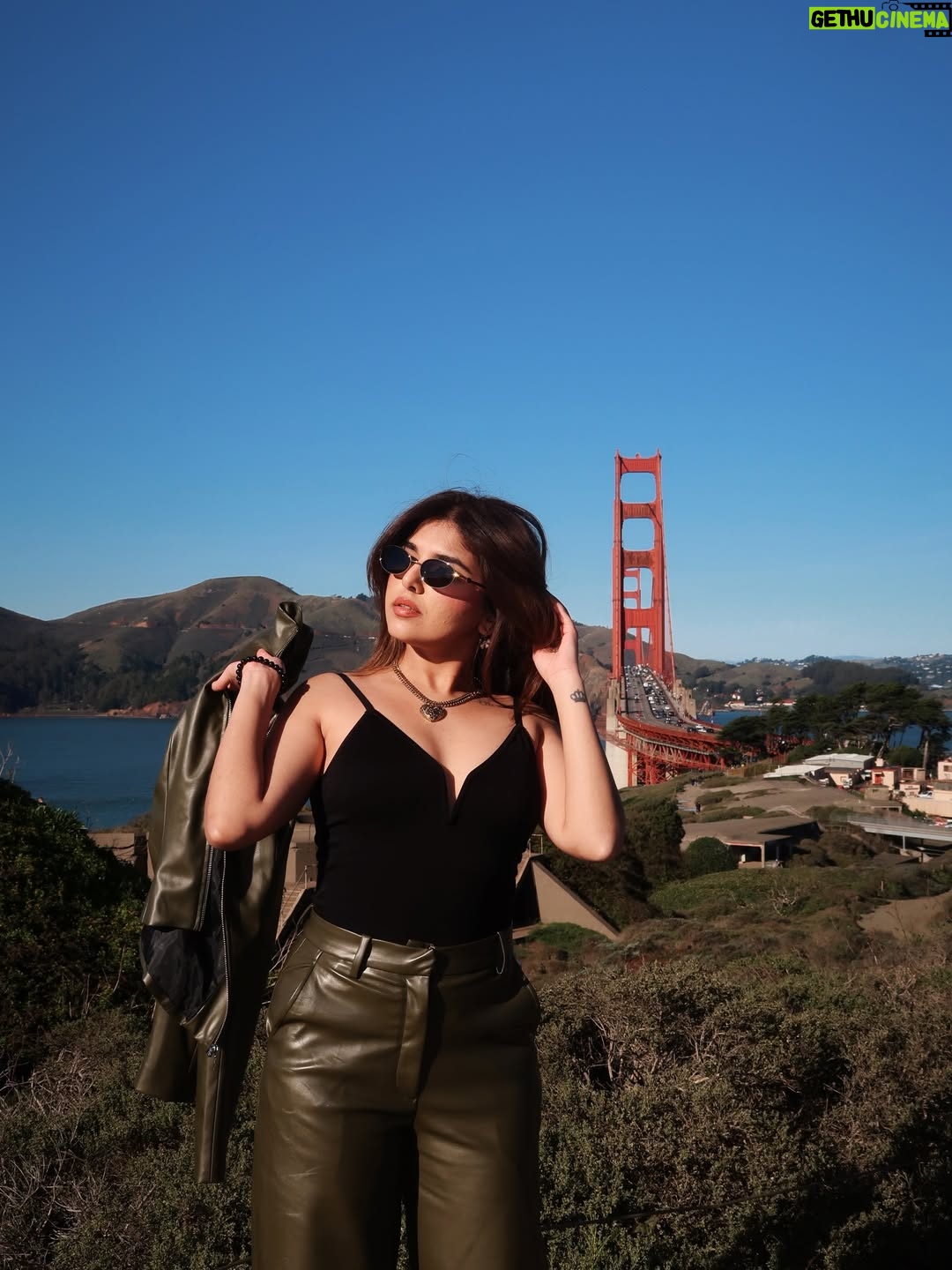Ashi Khanna - 64.8K Likes - Happiest when she’s out there exploring the world ✨🫶🏻
#TravelWithAk #SanFrancisco 
Wearing @brawnymellow