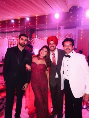 Ashi Khanna Instagram - Album : recents 💌 last week in Amritsar for sanku di bhennn da vyaah 🥰🫶🏻✨
Wearing @shakuntlamxclusif 🫶🏻
Sourcing @styledbynikinagda
Jewellery @aadamyastore
#Amritsar #WeddingSeason