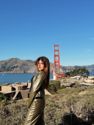 Ashi Khanna Instagram - Happiest when she’s out there exploring the world ✨🫶🏻
#TravelWithAk #SanFrancisco
Wearing @brawnymellow