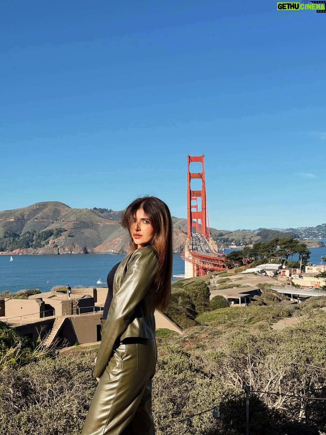 Ashi Khanna - 64.8K Likes - Happiest when she’s out there exploring the world ✨🫶🏻
#TravelWithAk #SanFrancisco 
Wearing @brawnymellow