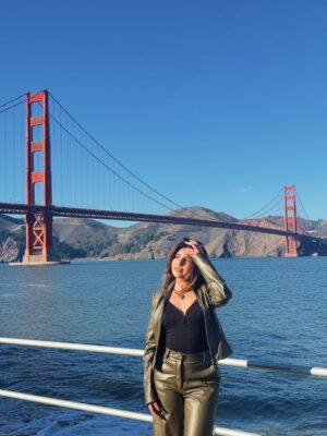 Ashi Khanna Instagram - Happiest when she’s out there exploring the world ✨🫶🏻
#TravelWithAk #SanFrancisco
Wearing @brawnymellow