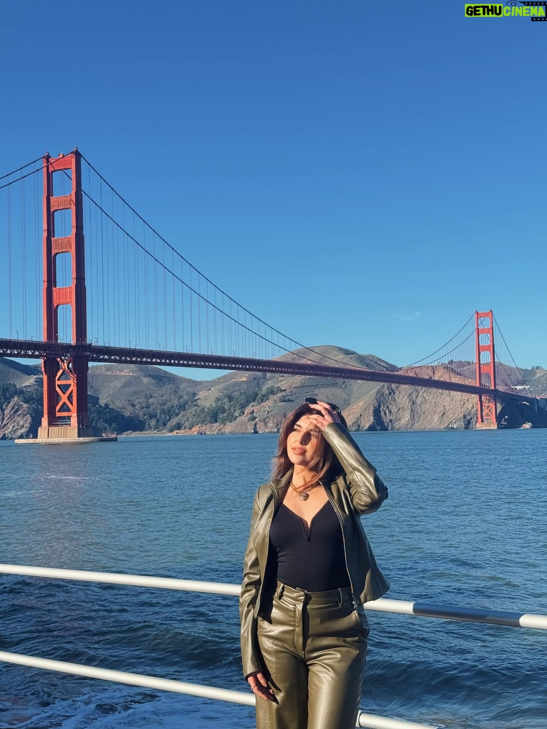 Ashi Khanna - 64.8K Likes - Happiest when she’s out there exploring the world ✨🫶🏻
#TravelWithAk #SanFrancisco 
Wearing @brawnymellow