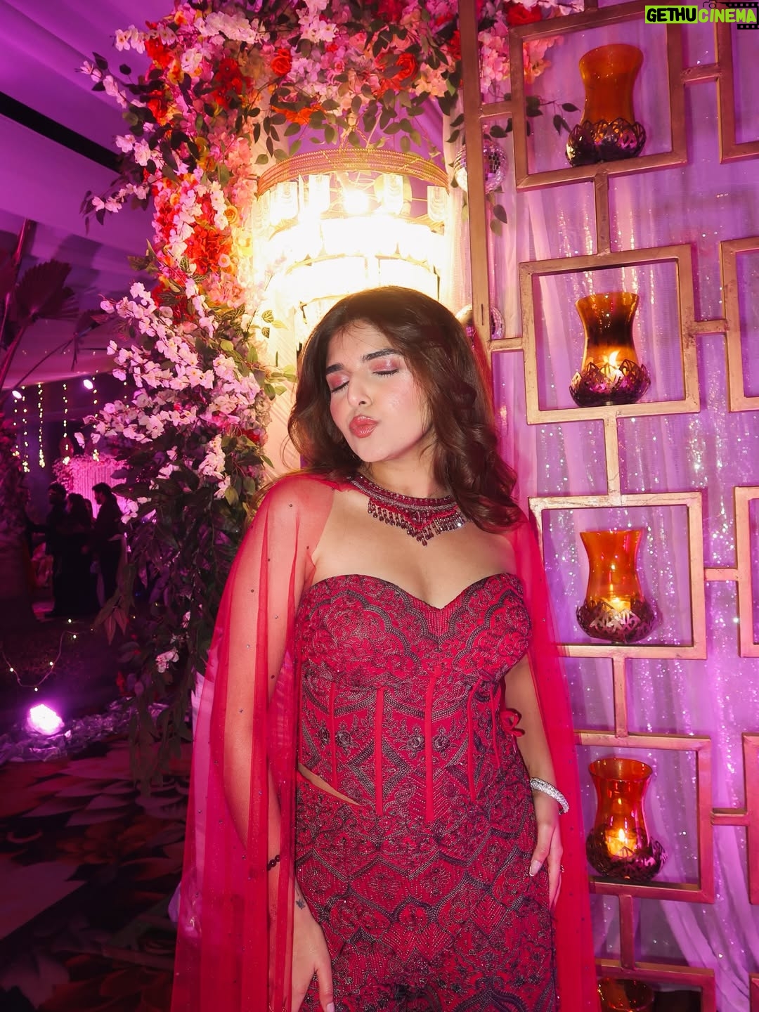 Ashi Khanna - 115.5K Likes - Album : recents 💌 last week in Amritsar for sanku di bhennn da vyaah 🥰🫶🏻✨ 
Wearing @shakuntlamxclusif 🫶🏻
Sourcing @styledbynikinagda 
Jewellery @aadamyastore 
#Amritsar #WeddingSeason