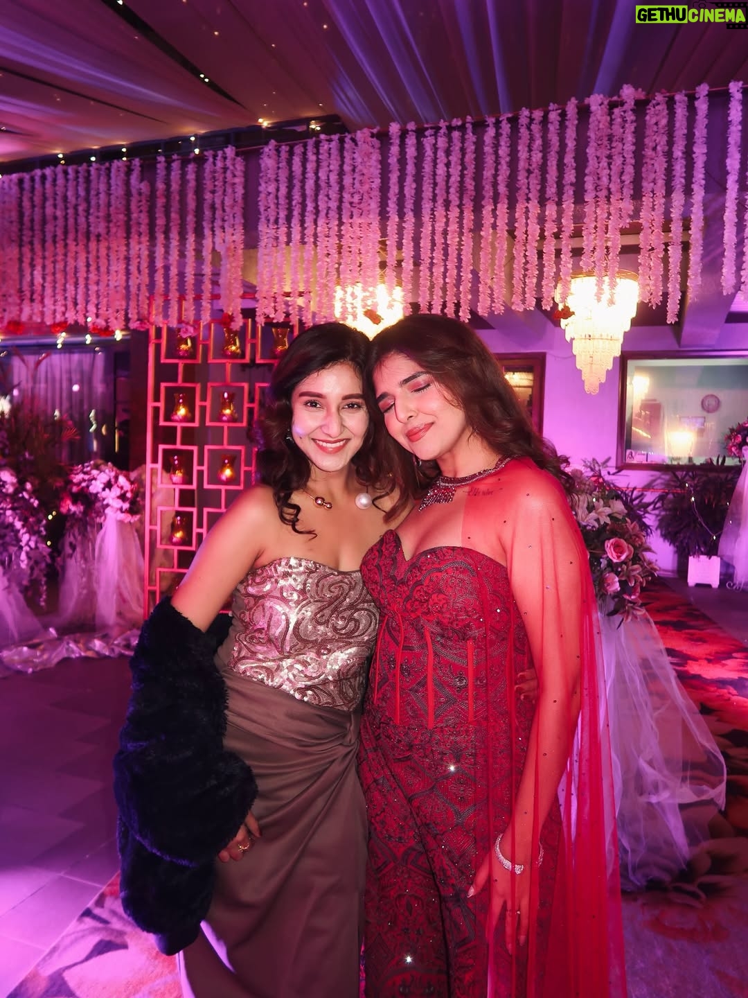 Ashi Khanna - 115.5K Likes - Album : recents 💌 last week in Amritsar for sanku di bhennn da vyaah 🥰🫶🏻✨ 
Wearing @shakuntlamxclusif 🫶🏻
Sourcing @styledbynikinagda 
Jewellery @aadamyastore 
#Amritsar #WeddingSeason
