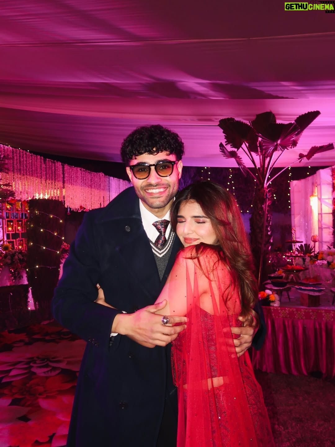 Ashi Khanna - 115.5K Likes - Album : recents 💌 last week in Amritsar for sanku di bhennn da vyaah 🥰🫶🏻✨ 
Wearing @shakuntlamxclusif 🫶🏻
Sourcing @styledbynikinagda 
Jewellery @aadamyastore 
#Amritsar #WeddingSeason