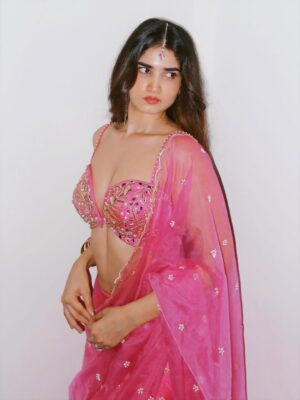 Ashima Chaudhary Instagram - Muh toh band karo uncle🤭🔥😌💕🪔
.
.
.
.
Outfit - @plottwistlabel 💕
.
.
.
.#diwali #ashimachaudhary #picture #ashiqueen #saree #traditionals #explore #pictureoftheday #diwali2025