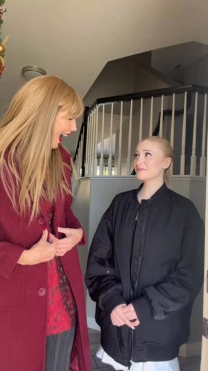 Ashley Leechin Instagram - “Ariana What Are You Doing Here?’ 😻🫂
#arianawhatareyoudoinghere

No, it’s not #arianagrande my son thought it was 🤭. This girl right here is the beautiful @paigeniemann and I had the pleasure of meeting her today. She has such a kind soul
and l am happy to call her a friend. ♥️🫂

#blondie #paigeniemann #arianawhatareyoudoinghere