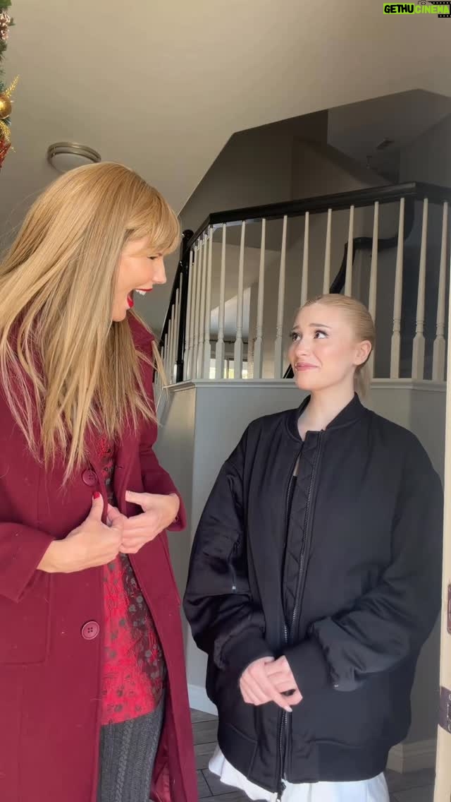 Ashley Leechin - 36.7K Likes - “Ariana What Are You Doing Here?’ 😻🫂
#arianawhatareyoudoinghere

No, it’s not #arianagrande my son thought it was 🤭. This girl right here is the beautiful @paigeniemann and I had the pleasure of meeting her today. She has such a kind soul
and l am happy to call her a friend. ♥️🫂

#blondie #paigeniemann #arianawhatareyoudoinghere